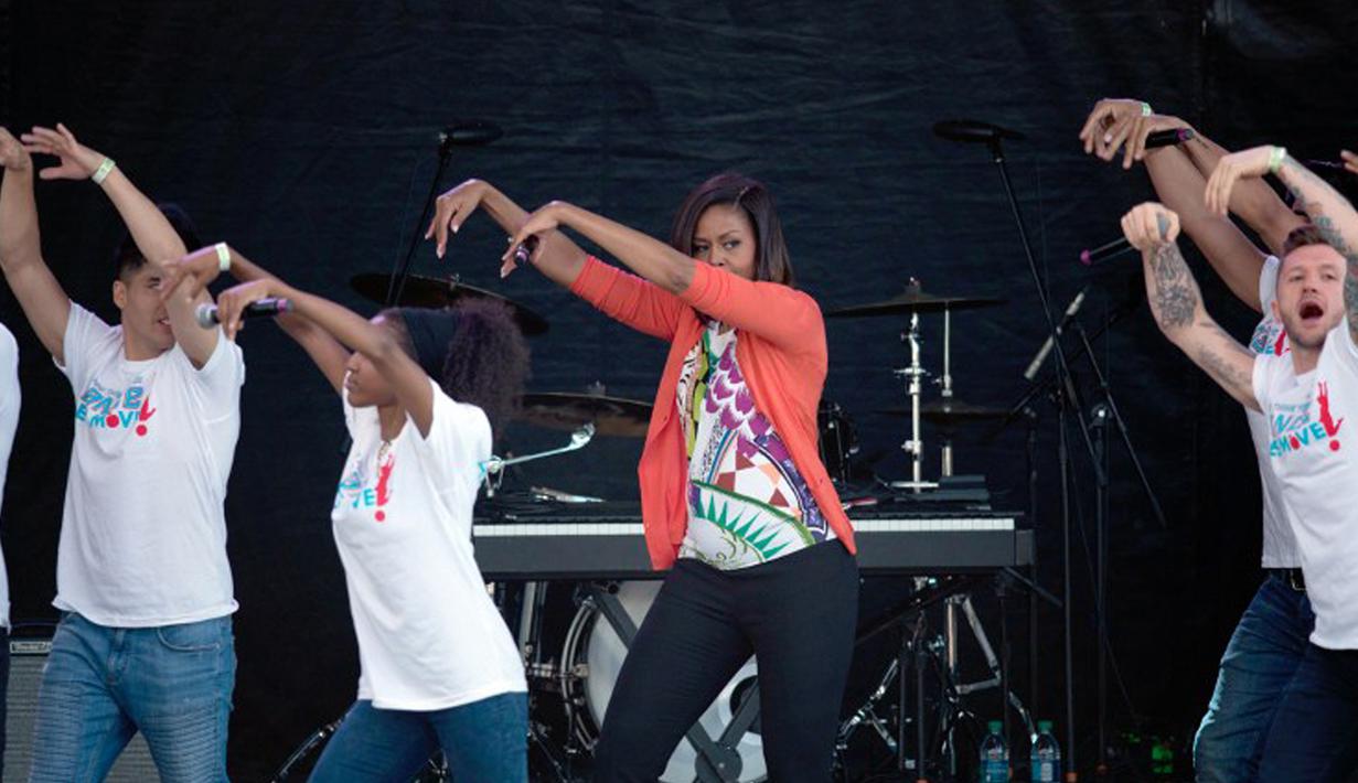 Ibu negara Amerika Serikat, Michelle Obama menari lincah di acara Easter Egg Roll yang diadakan di Gedung Putih, Senin (6/4/2015). (AFP PHOTO/Brendan SMIALOWSKI)