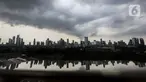 Awan hitam menyelimuti langit Jakarta, Kamis (4/11/2021). Badan Meteorologi, Klimatologi, dan Geofisika (BMKG) mengeluarkan peringatan dini potensi curah hujan tinggi dan berpotensi menimbulkan bencana hidrometeorologis di sejumlah daerah akibat adanya fenomena La Nina. (Liputan6.com/Johan Tallo)