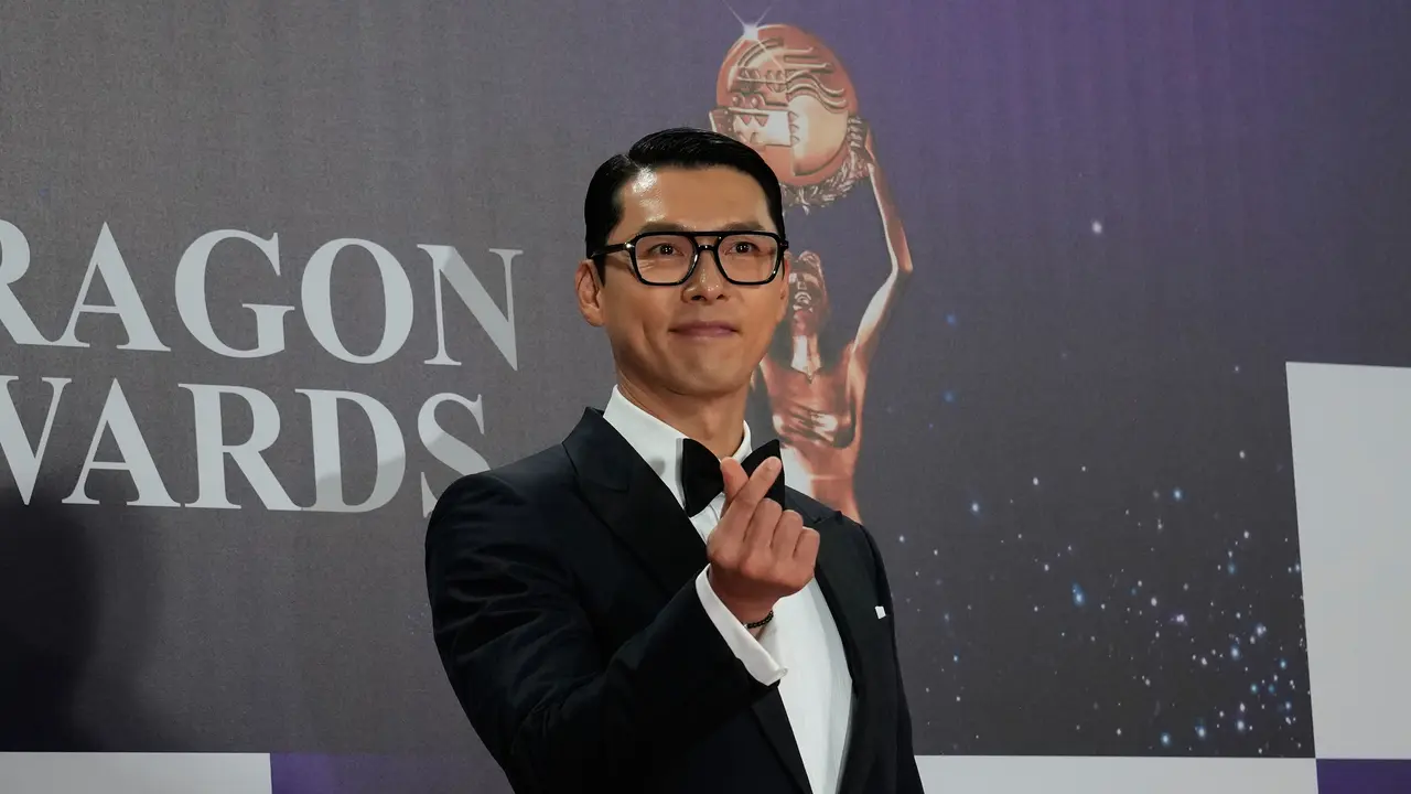 Son Ye Jin-Hyun Bin dan 5 Potret Bintang Korea Selatan Lainnya di Karpet Merah Blue Dragon Film Awards 2025