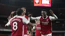 Penyerang Arsenal, Eddie Nketiah (kanan) berselebrasi dengan rekan setimnya usai mencetak gol ke gawang West Ham pada pertandingan lanjutan Liga Inggris di Stadion Emirates di London, Inggris, Sabtu (19/9/2020). Arsenal menang tipis 2-1 atas West Ham. (Will Oliver/Pool via AP)