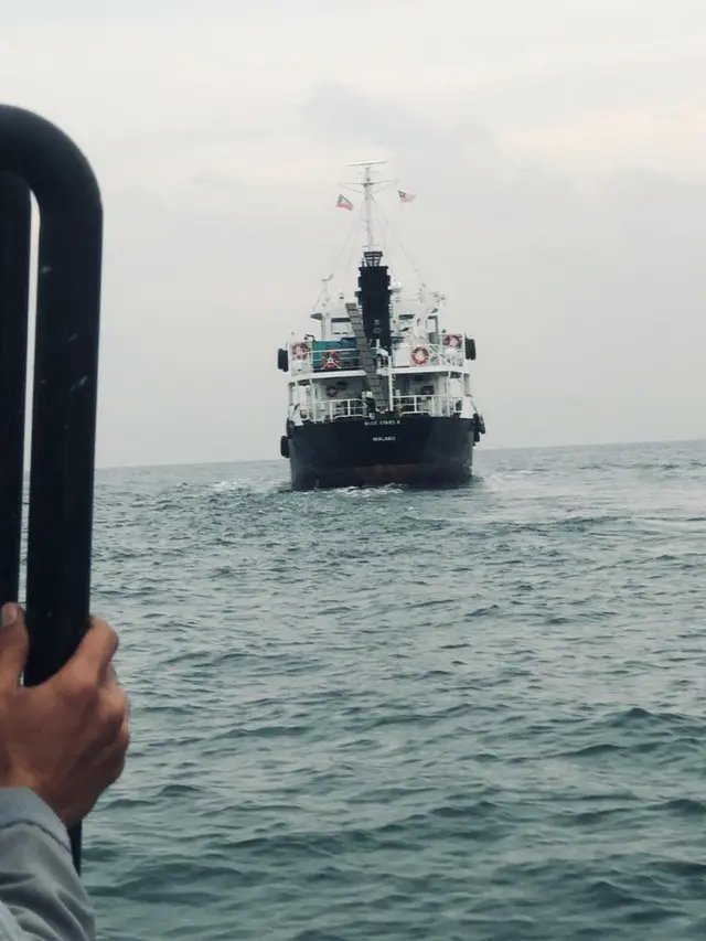 Bakamla RI melalui unsur KN Marore-322 berhasil mengamankan kapal Motor Tanker (MT) Blue Star 08 yang diduga menyelundupkan bahan bakar minyak ilegal