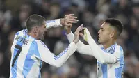 Pemain Timnas Argentina, Lautaro Martinez, merayakan bersama Rodrigo De Paul setelah mencetak gol ke gawang Venezuela dalam laga Kualifikasi Piala Dunia 2026 di Stadion Monumental, Buenos Aires, Argentina, Kamis, 4 September 2025. (AP Photo/Gustavo Garello)
