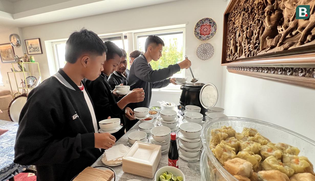 Anak-anak yang tergabung dalam Korea-Korea Selecao menikmati jamuan dengan ragam kuliner khas Indonesia ketika tiba di kediaman Duta Besar RI untuk Portugal di Lisbon, Kamis (21/11/2024). (Bola.com/Bagaskara Lazuardi)