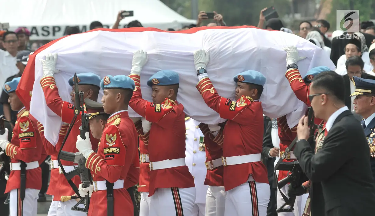 Paspampres mengusung peti jenazah almarhum Presiden ke-3 RI BJ Habibie menuju liang lahat saat tiba di TMP Kalibata, Jakarta, Kamis (12/9/2019). Dimakamkan secara militer, jenazah BJ Habibie diiringi derap marching band dan lantunan kalimat tahlil dari para pelayat. (merdeka.com/Iqbal Nugroho)