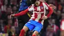 Bek Manchester United, Raphael Varane berebut bola dengan penyerang Atletico Madrid, Joao Felix pada pertandingan leg pertama babak 16 besar Liga Champions di Stadion Wanda Metropolitano, Kamis (24/2/2022). Atletico bermain imbang atas Manchester United 1-1. (AP Foto/Manu Fernandez)