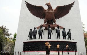 Sejumlah Pramuka mengabadikan patung tujuh pahlawan revolusi di Monumen Pancasila Sakti, Jakarta, Selasa (29/9/2015). Pemerintah akan mengadakan upacara peringatan Hari Kesaktian Pancasila pada 1 Oktober mendatang. (Liputan6.com/Helmi Fithriansyah)