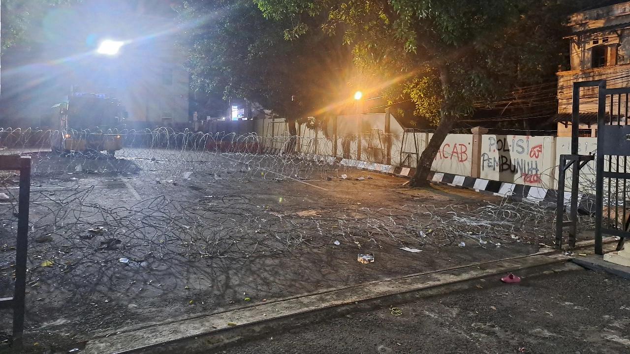 Demo Solidaritas Siswa SMP Tewas Dipukul Brimob, Pagar Polda Yogyakarta Roboh