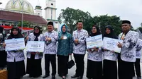 Bupati Garut Rudy Gunawan, bersama para guru selepas peringatan Hari Guru Nasional ke-28 dan Hari Ulang Tahun (HUT) PGRI ke-77di Garut, Jawa Barat. (Liputan6.com/Jayadi Supriadin)