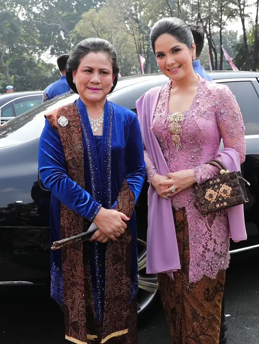 Annisa Yudhoyono tampil full etnik dengan kebaya kutubaru ungu dan kain Batik cokelat tua. Dipadu dengan selendang kain polos dan tas etnik [@annisayudhoyono]