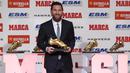 Striker Barcelona, Lionel Messi, memegang trofi Sepatu Emas Eropa di Antiga Fabrica Estrella Damm, Barcelona, Selasa, (18/12/2018). Messi berhak atas penghargaan itu berkat koleksi 34 gol dari 36 pertandingan. (AFP/Lluis Gene)