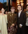 Nagita Slavina kembali curi perhatian dengan tampilan anggun effortless-nya saat kondangan di Bali [@raffinagita1717]