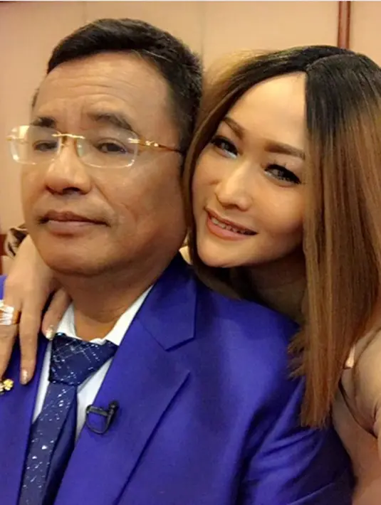 "Mbak inul mesra amat si mg bapake kumis gk cemburu 😬 @inul.d," tulis rahmadaniputri3. "mba inul..jd yg biasa aja lah..yg sederhana,ndeso ga pa2..asal jgn peluk2 gt..jd ky artis2 lain kl gt..," tulis bayupoetrabiru. (Instagram/inul.d)