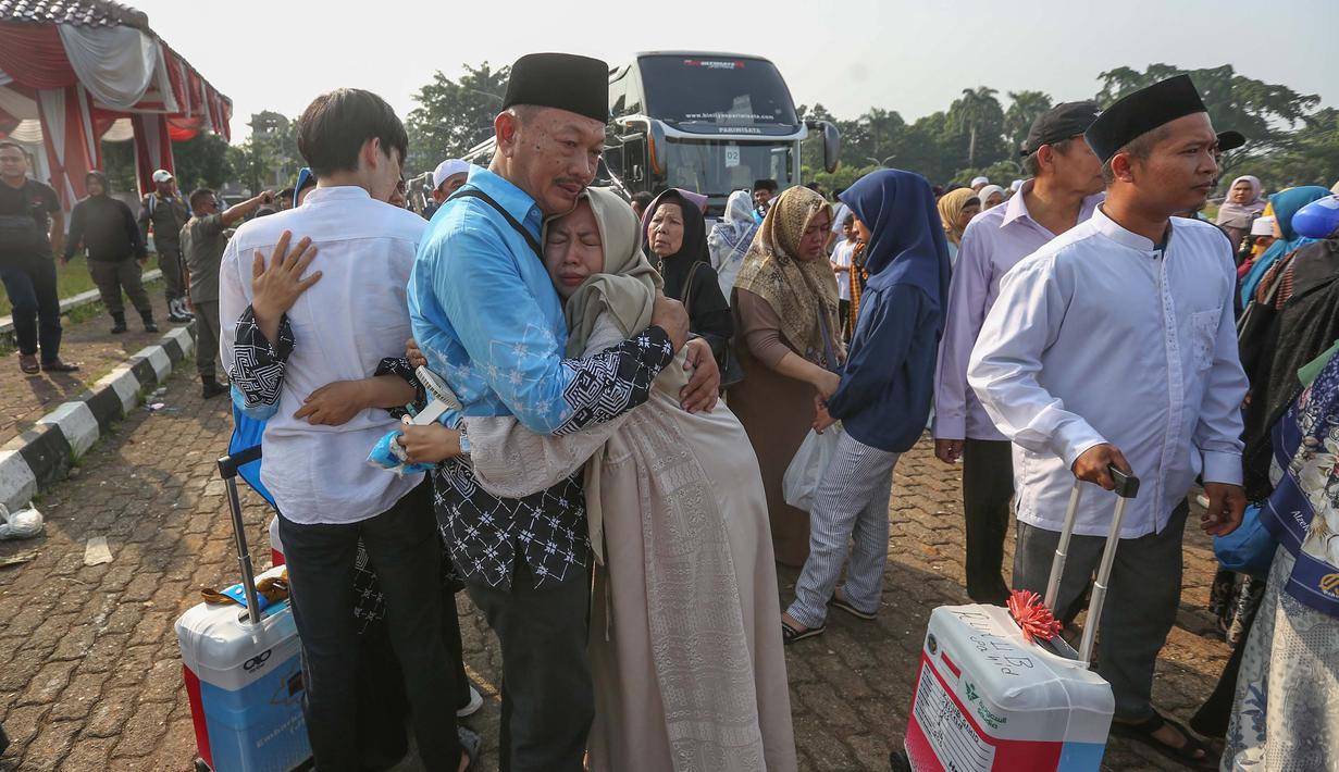 Keberangkatan ini merupakan yang terbanyak di Jawa Barat dan Indonesia. Tampak dalam foto, salah satu calon jemaah haji dipeluk keluarganya saat bersiap mengikuti acara pelepasan di Aula Kantor Bupati, Kabupaten Bogor, Jawa Barat, Jumat (8/5/2026). (merdeka.com/Arie Basuki)