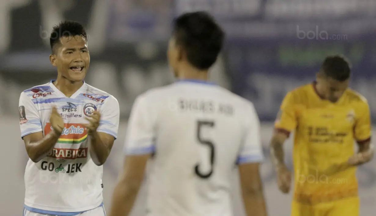 Pemain Arema FC, Ahmad Nurhardianto, menyemangati rekannya saat pertandingan melawan Sriwijaya FC pada laga perempat final Piala Presiden di Stadion Manahan, Solo, Minggu, (4/2/2018). Sriwijaya FC menang 3-1 atas Arema FC. (Bola.com/M Iqbal Ichsan)