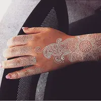 Bila kamu ingin merasakan memakai henna yang beda, henna putih ini bisa jadi pilihan kamu.
