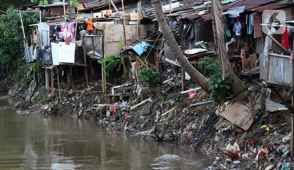 Warga berada di bantaran sungai Ciliwung, Pemukimannya, Manggarai, Jakarta, Selasa (29/9/2020). Sebab, perekonomian Indonesia saat ini sudah terdampak hebat dan diperkirakan pertumbuhannya akan terus negatif sampai akhir tahun. (Liputan6.com/Johan Tallo)