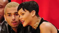 Selain itu, dari pihak Chris Brown sendiri pun masih memiliki rasa cinta pada Rihanna. Tak heran kalau ia masih terus berusaha kembali dengan berbagai hal, salah satunya mengomentari unggahan Rihanna di Instagram. (AFP/Robyn Beck)