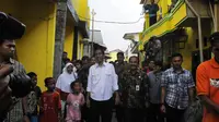 Jokowi  tiba sekitar pukul 15.00 WIB, dengan mengenakan kemeja putih, ia langsung disambut oleh warga yang sudah menunggunya (Liputan6.com/Herman Zakharia)