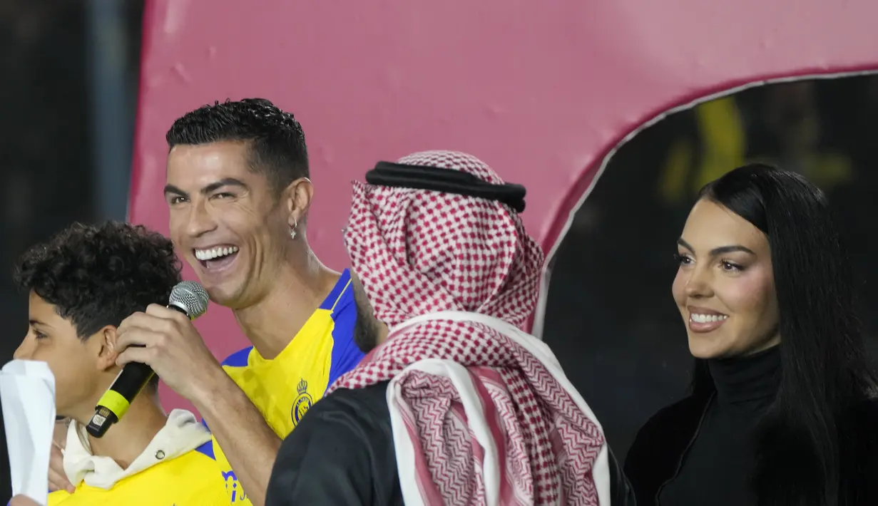 Dalam acara perkenalan tersebut, Ronaldo juga didampingi sang kekasih yakni Georgina Rodriguez dan anak-anaknya. (AP Photo/Amr Nabil)