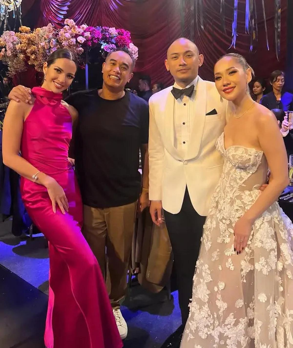 Outfit Kondangan Nia Ramadhani dengan Bahu Terbuka, Anggun Maksimal
