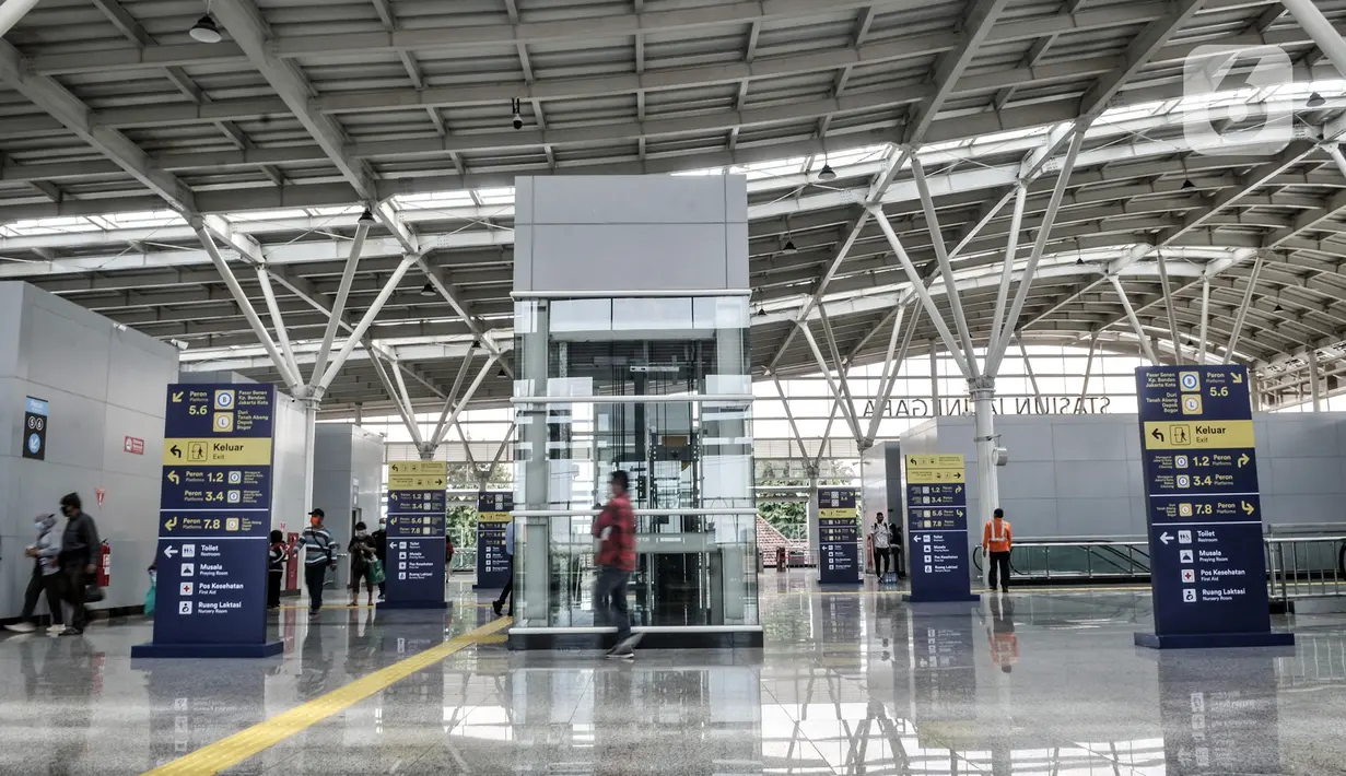 Aktivitas penumpang kereta Commuter Line di Stasiun Jatinegara, Jakarta, Rabu (16/12/2020). Dirjen Perkeretaapian Kemenhub mengubah level crossing (lintas bawah) menjadi overpass (lintas atas) demi meningkatkan keselamatan penumpang. (merdeka.com/Iqbal S. Nugroho)
