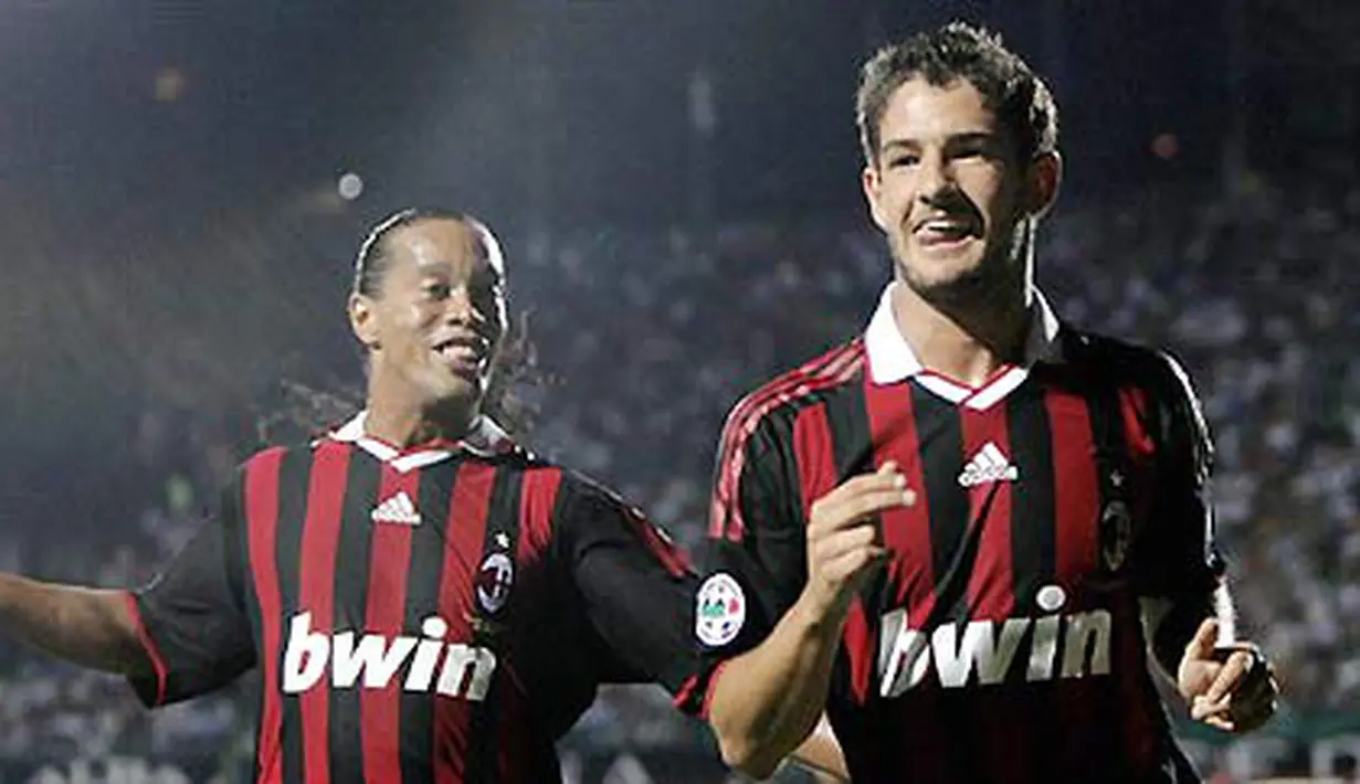 Striker AC Milan, Pato (kanan) dan Ronaldinho merayakan gol ke gawang Siena dalam lanjutan Serie A Italia di Stadio Artemio Franchi, Siena, 22 Agustus 2009. AFP Photo/FABIO MUZZI