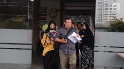 Keluarga korban Lion AIR JT 610 saat di selasar hotel kawasan Cawang, Jakarta, Rabu (23/1). Pihak hotel yang menjadi posko pencarian tersebut meminta mereka meninggalkan lokasi mulai siang ini. (Liputan6.com/Herman Zakharia)