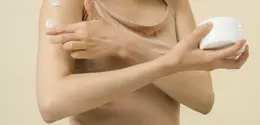 Siku dan lutut yang terlihat gelap terjadi karena gesekan berulang, paparan sinar matahari, bahkan kurangnya kelembapan pada kulit. (Foto/dok; Pexels/
SHVETS production)