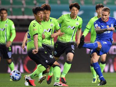 Pemain Suwon Samsung Blue Wings, Adam Taggart, melepaskan tendangan pada laga K-League Korea Selatan di Jeonju World Cup Stadium, Jeonju, Jumat (8/5/2020). Jeonbuk menang 1-0 atas Suwon. (AFP/Jung Yeon-je)