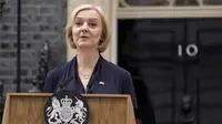 Perdana Menteri Inggris Liz Truss berbicara kepada media di Downing Street di London, Kamis, 20 Oktober 2022. Ia mengundurkan diri sebagai pemimpin Partai Konservatif Inggris. (Foto AP/Alberto Pezzali)