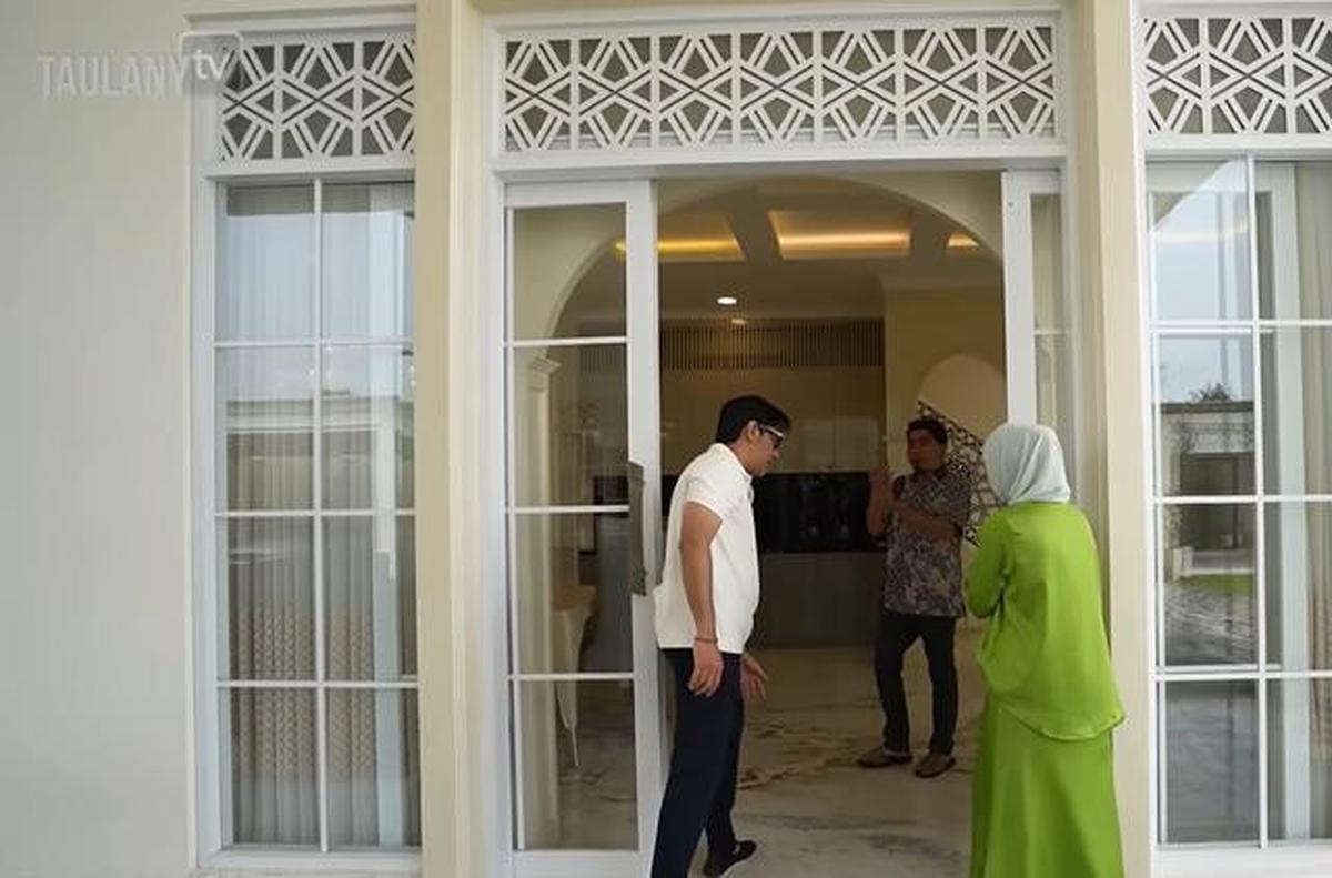 7 Potret Ruang Makan di Rumah Ustaz Solmed, Desainnya Mewah dan Cocok untuk Keluarga Modern