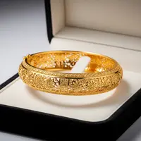 Model Gelang Emas Mewah untuk Ibu Usia 50 Tahun Model Bangle Ukiran Detail/ Ilustrasi AI