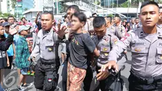 Polisi mengamankan sejumlah remaja saat Car Free Day di Jakarta, Minggu (2/10). Setidaknya empat remaja diamankan petugas karena melakukan tindakan penodongan dan pencopetan. (Liputan6.com/Angga Yuniar)