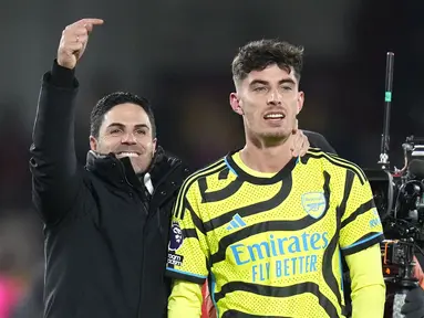 Mikel Arteta memberikan pujian kepada Kai Havertz setelah berhasil menjadi pahlawan kemenangan Arsenal pada laga pekan ke-13 Liga Inggris 2023/2024 melawan Brentford di Gtech Community Stadium, London, Inggris, Minggu (26/11/2023) dini hari WIB. Havertz yang masuk menggantikan Gabriel Martinelli pada menit ke-17 tersebut sukses mencetak gol melalui sundulan setelah menerima umpan silang dari Bukayo Saka. Dengan tambahan tiga poin, Arsenal kini berada di puncak klasemen sementara Liga Inggris 2023/2024 dengan perolehan 30 poin. Mikel Arteta pun memuji penampilannya setelah laga. Arteta mengatakan bahwa Kai Havertz merupakan pesepak bola yang luar biasa. (AP Photo/Kirsty Wigglesworth)