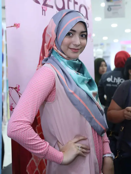 "Sejauh ini sih udah kasih pengertian juga ke El Hijab karena memang aslinya aku enggak pakai hijab. Jadi tiap hari aku kemungkinan enggak pakai hijab tapi kalau di acara mereka pakai hijab," kata Citra Kirana. (Nurwahyunan/Bintang.com)