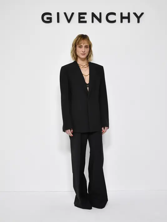 Serupa tapi tak sama, Nora Arnezeder seolah tiru gaya Shanina Shaik. Ia memadukan blazer dengan cut bray pants lengkap dengan layering necklace. [Givenchy]