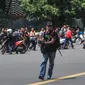 Salah satu pelaku penembakan di persimpangan Sarinah, Jalan MH Thamrin, Jakarta, tertangkap kamera, Kamis (14/1). Pelaku mengeluarkan senjata di tengah kepanikan warga pasca ledakan bom. (REUTERS/Veri Sanovri/Xinhua)