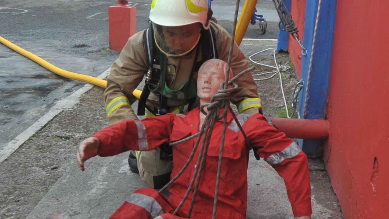 Kompetisi antar sektor pemadam kebakaran ini menitikberatkan pada koordinasi, kekuatan fisik, mental, intelektual dan kerjasama.&nbsp;Foto: Merdeka.com/Imam Buhori