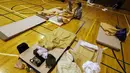 Pengungsi dari Topan Hagibis beristirahat di gym sekolah dasar terdekat di Kota Kawagoe, Jepang (14/10/2019). Sedikitnya 43 orang tewas akibat dilandan Topan Hagibis. (AP Photo/Eugene Hoshiko)