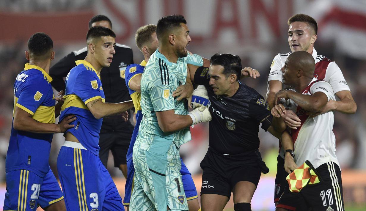 Keributan terjadi antara pemain River Plate dan pemain Boca Junior dalam pertandingan Argentine Professional Football League Tournament 2023 yang berlangsung di El Monumental stadium, Senin (8/5/2023) pagi WIB. (AFP/Luis Robayo)
