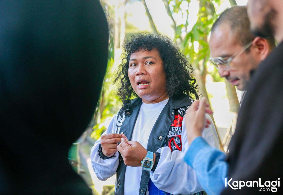 “Tapi saya bisa membuktikan saya bisa berdiri di titik sekarang keluar dari kemiskinan, keluar dari bercandaan," lanjutnya.