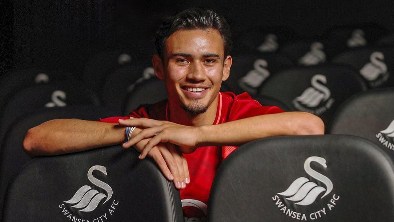 Gabung di klub Swansea