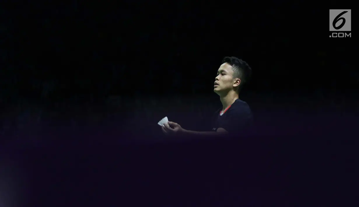 Pebulu tangkis unggulan ketujuh tunggal putra Indonesia Open 2019, Anthony Sinisuka Ginting saat melawan Kantaphon Wangcharoen (Thailand) di babak 16 besar Indonesia Open 2019 di Istora Senayan, Jakarta, Kamis (18/7/2019). Anthony kalah 20-22, 21-11, 19-21. (Liputan6.com/Helmi Fithriansyah)
