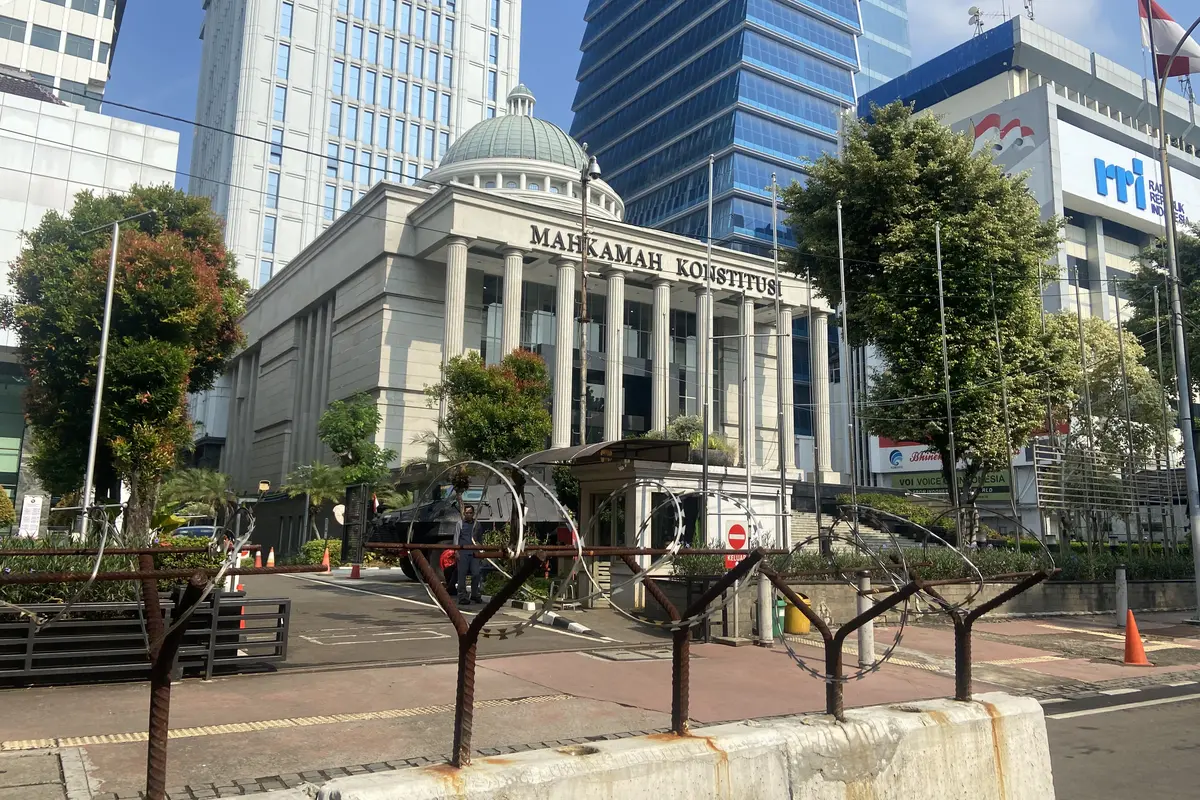 Gedung Mahkamah Konstitusi (MK) dipasangi tembok beton dan kawat berduri menjelang sidang perdana Perselisihan Hasil Pemilihan Umum (PHPU) Pilpres 2024 besok, Rabu, (26/3/2024).