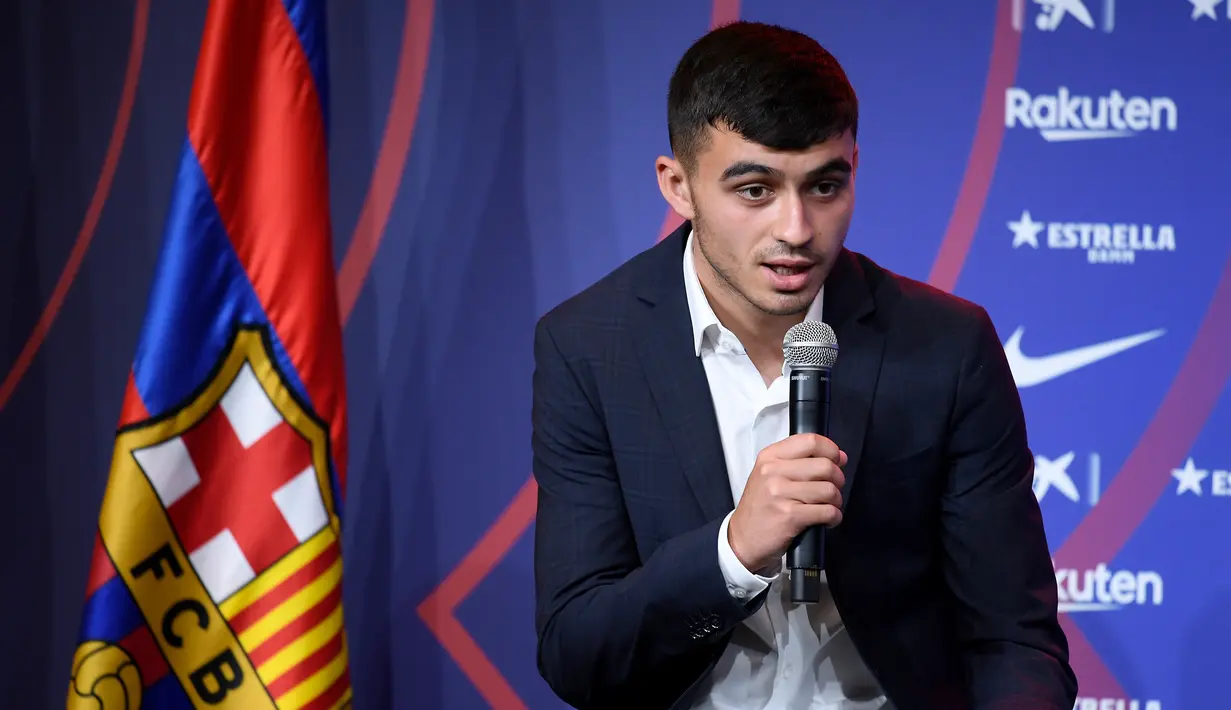Penyerang baru Barcelona Pedri memberikan keterangan kepada awak media selama presentasi resmi di stadion Camp Nou di Barcelona (20/8/2020). Barcelona mengontrak Pedri dari Las Palmas. (AFP/Josep Lago)