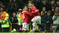 Pemain Manchester United Mason Greenwood (kiri) merayakan golnya ke gawang AZ Alkmaar pada pertandingan Grup L Liga Europa di Old Trafford, Manchester, Inggris, Kamis (12/12/2019). Manchester United menang 4-0. (AP Photo/Dave Thompson)