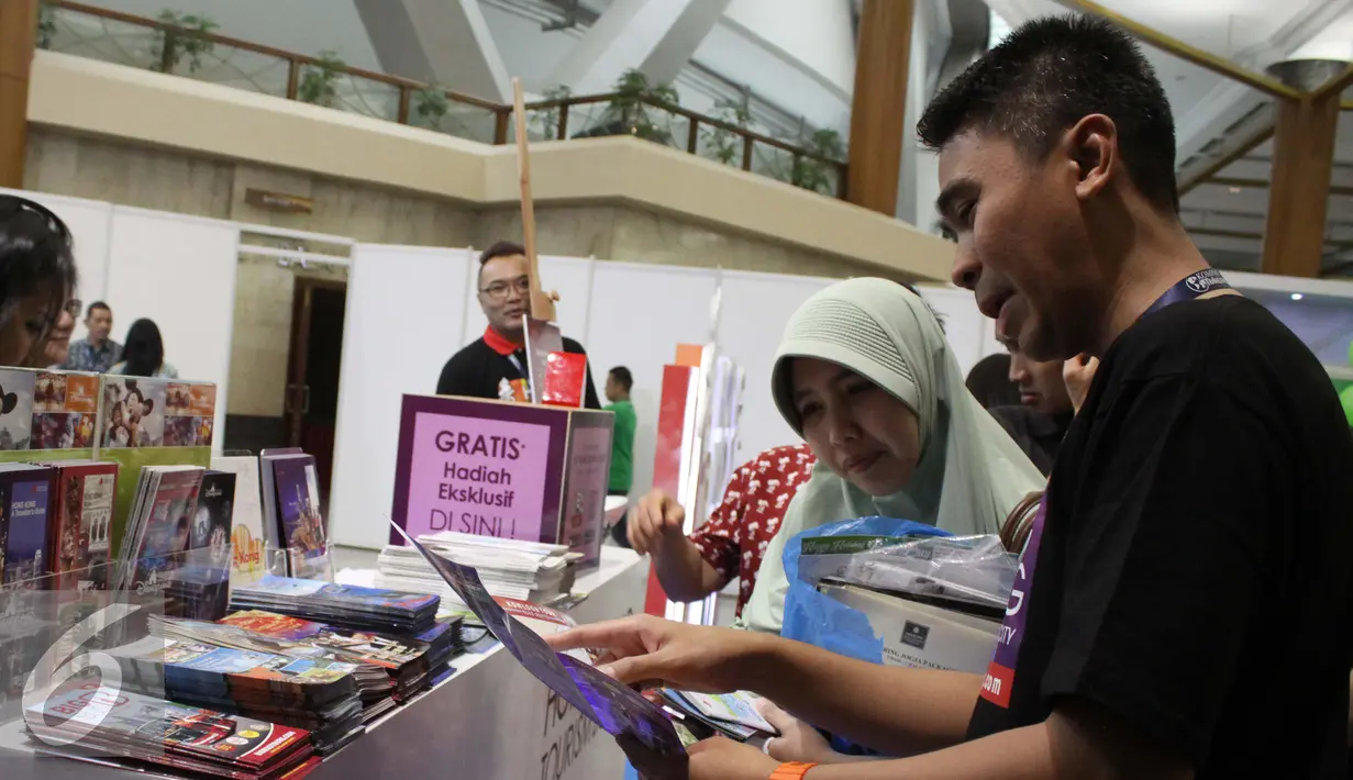 Pengunjung mendatangi stan pameran di Travel Fair, Jakarta, Jumat (28/8/2015). Naiknya nilai tukar Dollar AS terhadap Rupiah berdampak terhadap pelaku jasa pariwisata. (Liputan6.com/Gempur M Surya)