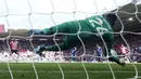 Kiper Manchester United, Andre Onana menghalau tendangan penalti pemain Southampton pada laga lanjutan Liga Inggris 2023/2024 di St Mary's Stadium, Southampton, Inggris, Sabtu (14/09/2024). (AP Photo/Alastair Grant)