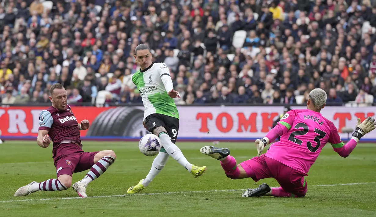 Striker Liverpool, Darwin Nunez (tengah) gagal memaksimalkan peluang di depan gawang West Ham United yang dijaga Alphonse Areola pada laga pekan ke-35 Premier League 2023/2024 di London Stadium, London, Sabtu (27/4/2024). (AP Photo/Kin Cheung)