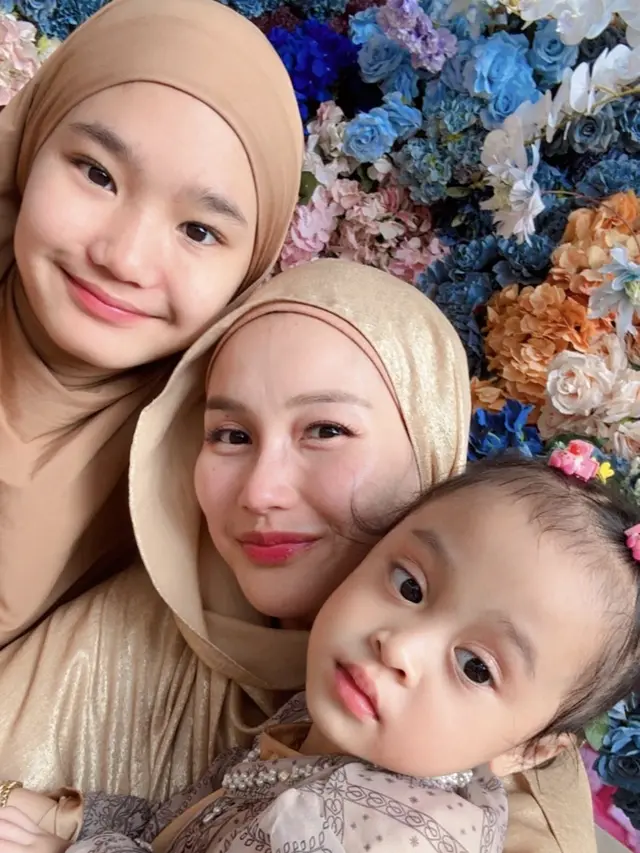 Makeup Ayu Ting Ting saat Pengajian Tujuh Bulanan Kehamilan Adiknya. [@ayutingting92]